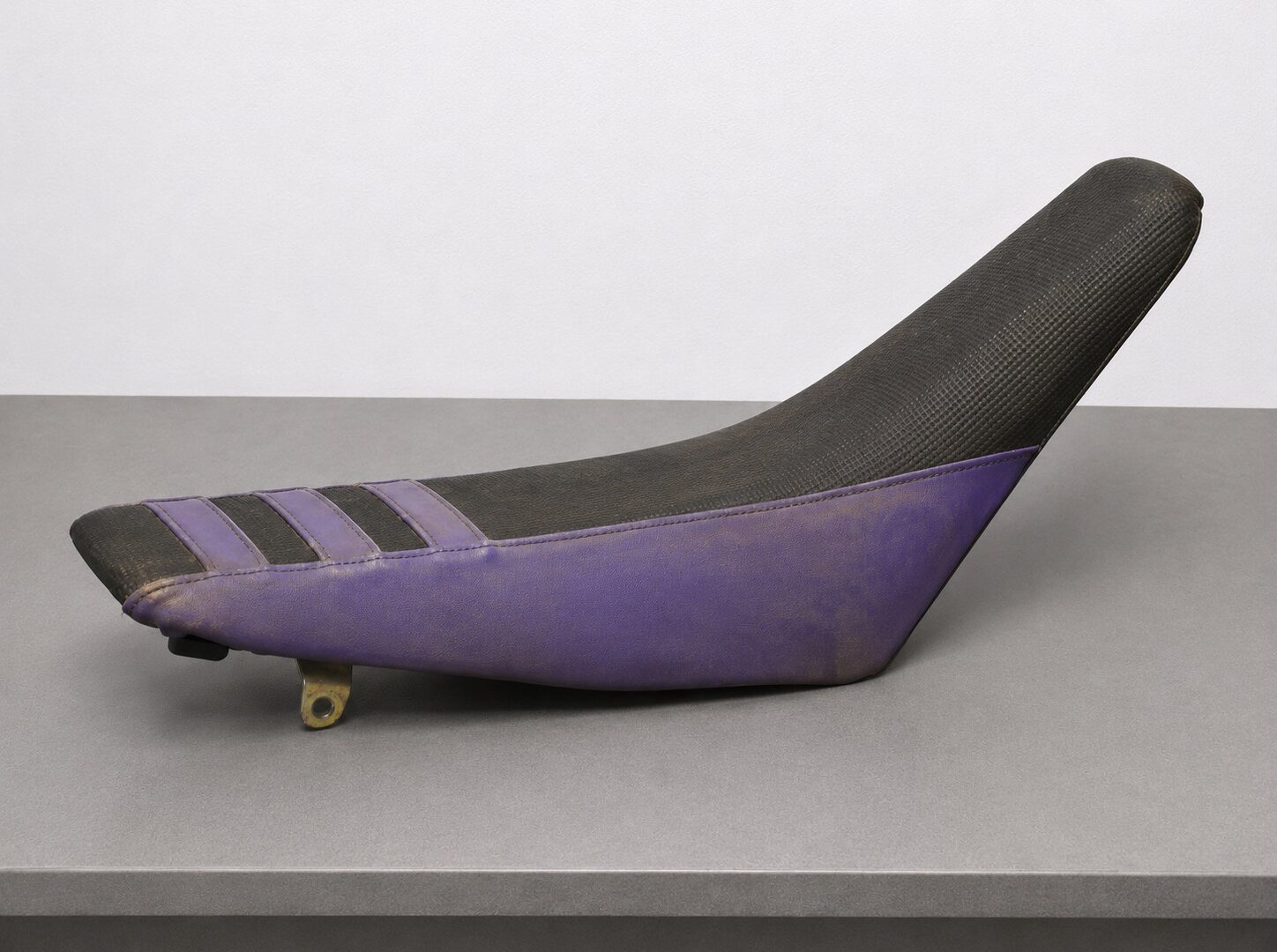 Sella da cross viola scolorita dal sole, prima del rivestimento