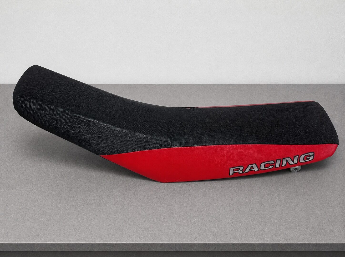 Sella da cross racing rossa e nera dopo il rifacimento