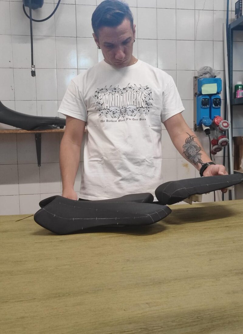 Due selle moto preparate e segnate a gesso nel laboratorio Emmelab